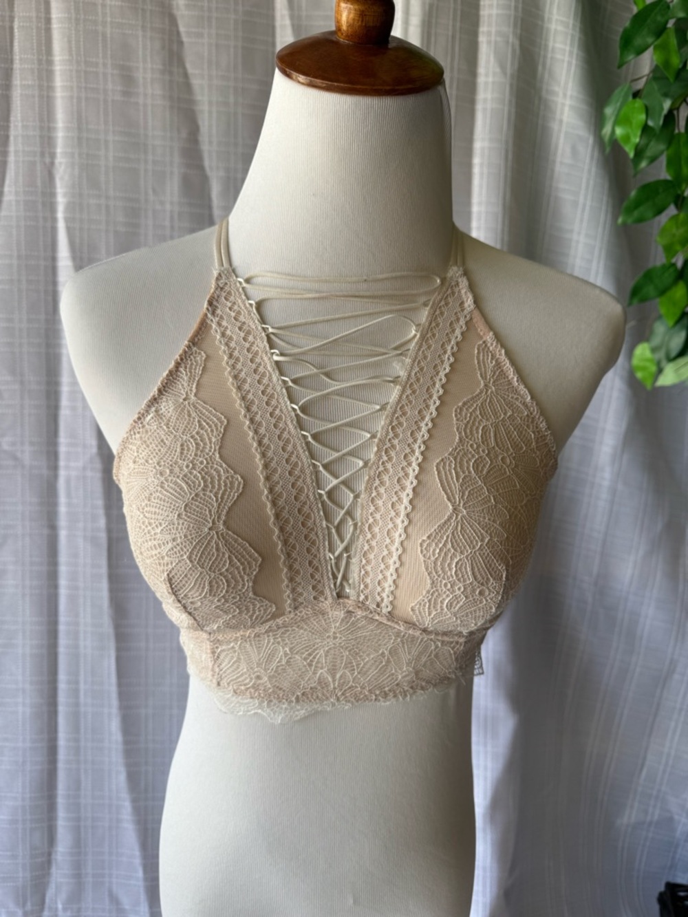 Victoria’s Secret Lace Plunge Bralette – Nude Beige (Size S) - Picture 2 of 7